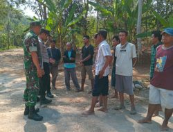 Sambangi Warga Desa Karangasem, Bhabinkamtibmas dan Babinsa Bersinergi Ajak Ciptakan Kamibmas yang Kondusif Jelang pemilu 2024