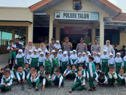 Polisi Sahabat Anak: Petugas Polsek Talun Ajarkan Anak-Anak TK Raudlatul Athfal Muslimat Desa Talun Mengenal Polisi Lebih Dekat