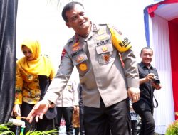 Kapolda Jateng Serahkan Bantuan Sumur Bor dan Bantuan Sosial di Wilayah Pekalongan yang Dilanda Kekeringan
