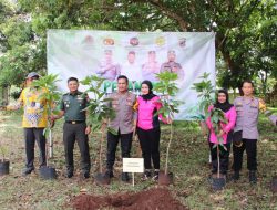 Bersama Menko PMK, Polres Pekalongan Tanam Seratus Pohon Tunjang Gerakan Nasional Revolusi Mental