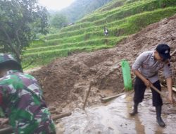 Dua Rumah Warga di Lebakbarang Pekalongan Terkena Longsor, TNI-Polri Bersama Warga Lakukan Evakuasi