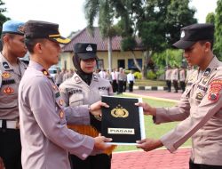 Wakapolres Pekalongan Berikan Penghargaan kepada Bripda Hanif Irvando