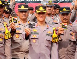 Kapolres Pekalongan Bagikan Buku Saku Pedoman Netralitas Anggota Polri dalam Pemilu 2024 ke Seluruh Jajarannya