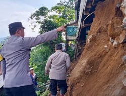 Hujan dengan Intensitas Tinggi Akibatkan Pondasi Tiga Rumah di Paninggaran Pekalongan Alami Longsor