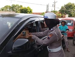 Sosialisasikan Operasi Keselamatan, Satlantas Polres Pekalongan Bagikan Souvenir Kepada Pengendara yang Tertib Berlalu Lintas