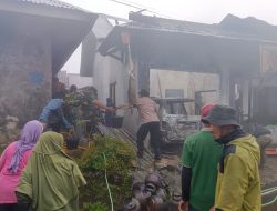 TNI-Polri Bersama Masyarakat Padamkan Kobaran Si Jago Merah yang Melahap Rumah Warga di Petungkriyono