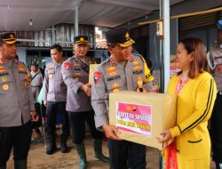 Kunjungi Korban Banjir di Pekalongan, Kapolda Jawa Tengah Berikan Bantuan