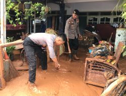 Polda Jateng terjunkan Personel Ditsamapta, Bantu Warga Terdampak Banjir di Pekalongan