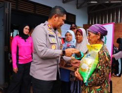 Kapolres dan Ketua Bhayangkari Cabang Pekalongan Salurkan Bantuan untuk Korban Banjir Bandang Wangandowo