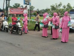 Polsek Kesesi Bersama Bhayangkari Bagikan Takjil Gratis