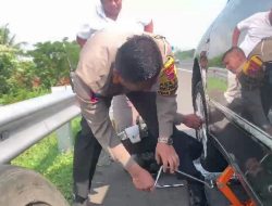 Kasat Lantas Polres Pekalongan Sigap Bantu Pemudik yang Alami Pecah Ban di Jalan Tol