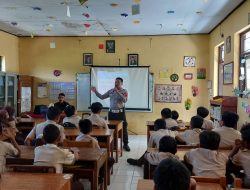 Police Goes to School, Sat Lantas Polres Pekalongan Ajarkan Pentingnya Pemakaian Helm Ber-SNI