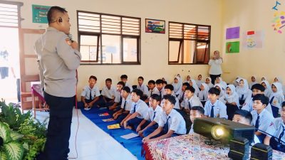 Puluhan Siswa-Siswi SMP Satu Atap Mesoyi Dengarkan Penyuluhan Bahaya Narkoba dari Anggota Polsek Talun