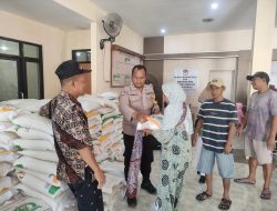 Bhabinkamtibmas Pantau Pembayaran Bantuan Pangan Cadangan Beras Pemerintah (BP-CBP) Tahap 4