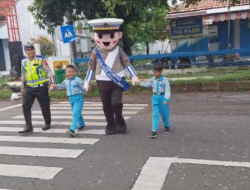 Ikut Strong Point bersama Anggota Sat Lantas Polres Pekalongan, Maskot Zebra Bantu Menyebrangkan Siswa-Siswi SD