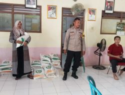 Sambang Desa, Bhabinkamtibmas Polsek Kedungwuni Monitoring Pembagian Bantuan Pangan