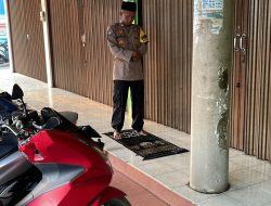 Terenyuh ! Polisi Gelar Sajadah Dan Shalat Di Emperan Toko