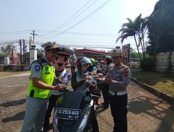 Berikan Reward, Satlantas Polres Pekalongan Sosialisasi Tertib Berlalu Lintas