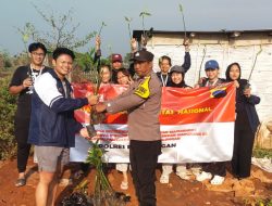 Bhabinkamtibmas Bersama Warga dan Mahasiswa KKN Undip Tanam Mangrove di Pesisir Pantai Wonokerto