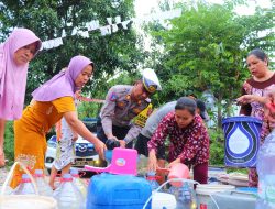 Satlantas Polres Pekalongan Salurkan Bantuan 28 Ribu Liter Air Untuk Warga Kesesi Yang Kesulitan Air Bersih