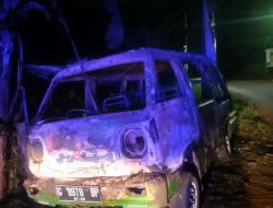 Diduga Konslet Saat Diperbaiki, Sebuah Mobil Suzuki Carry Terbakar