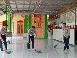 Sambut Hari Bhayangkara Lalu Lintas ke 69 Satlantas Polres Pekalongan Bersih-Bersih Masjid Al Muhajirin