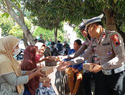 Jumat Berkah Satlantas Polres Pekalongan Bagikan 100 Paket Makan Siang Untuk Masyarakat Membutuhkan dan Pekerja di Jalan