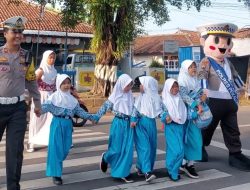 Badut Zebra Polantas Pekalongan Bantu Atur Lalu Lintas Disambut Antusias Anak-Anak Sekolah dan Masyarakat