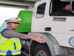 Dengan Humanis, Kasat Lantas Polres Pekalongan Berikan Teguran Kepada Sopir Truk yang Berhenti di Bahu Jalan Tol