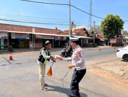 Jumat Berkah, Satlantas Polres Pekalongan Bagikan Nasi Kotak Sekaligus Ajak Masyarakat Ciptakan Kamtibmas Selama Pilkada 2024