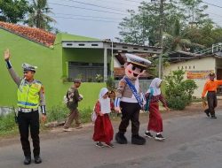 Badut Zebra Si Polin Hadir, Bantu Sebrangkan Anak-Anak SDN 01 Gandarum