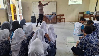 Berikan Penyuluhan Penyalahgunaan Narkoba, Polsek Kandangserang Datangi SMP Satu Atap Desa Luragung