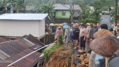 Turap Jalan Longsor, Tiga Rumah Warga Petungkriyono Rusak