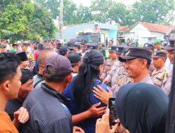 Peserta Aksi Damai dari AMKP (Aliansi Masyarakat Kabupaten Pekalongan) Sampaikan Terima Kasih kepada Polisi atas Pengamanannya