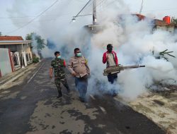 Cegah Penyebaran Demam Berdarah, Bhabinkamtibmas dan Babinsa Dampingi Kegiatan Fogging di Desa Nyamok