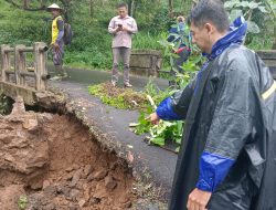 Derasnya Intensitas Hujan di Petungkriyono Akibatkan Jembatan Longsor