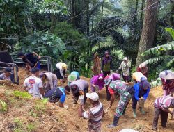 Bersihkan Material Longsor, TNI-Polri Kerja Bakti Bersama Warga