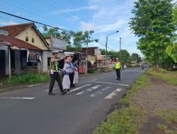 Polantas Bersama Badut Zebra Si Polin Bantu Sebrangkan Anak Sekolah
