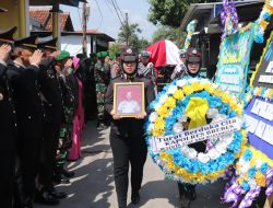 Kapolres Pekalongan Antarkan Langsung Pemakaman Kapolsek Kesesi AKP Felix Prasetyawan