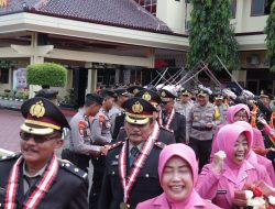 Kalungkan Medali Penghargaan, Kapolres Pekalongan Lepas Enam Anggota yang Purna Tugas