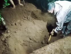 Bripka Purwanto Siang Ngatur Lalu Lintas, Malam Jadi Penggali Kubur