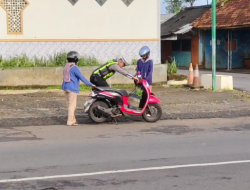Sungguh Mulia, Polisi Bantu Motor Warga yang Mogok di Sela-Sela Pengaturan Lalu Lintas