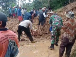  TNI-Polri Bersama Warga Bersihkan Material Longsor di Jalan Raya Karanggondang Menuju ke Bodas dan Klesem