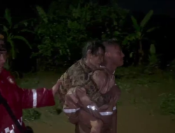 Polisi Evakuasi Mbah Suheri dan Warga Terdampak Banjir di Wonopringgo