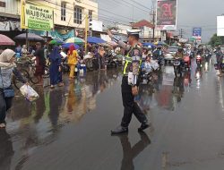 Hujan Tak Menyurutkan Polisi untuk Memberikan Pelayanan di Pagi Hari