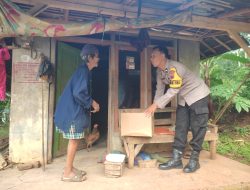 Bhabinkamtibmas Beri Bantuan ke Warga Kurang Mampu