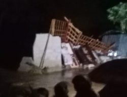 Satu Rumah Milik Warga Roboh diterjang Banjir Akibat Luapan Sungai Kupang