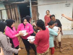 Bakti Sosial Polwan dan Bhayangkari Cabang Pekalongan terhadap Korban Banjir di Kranji Kedungwuni
