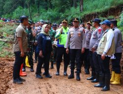 Kapolda Jateng Tinjau Langsung Lokasi Longsor di Pekalongan, Petugas Temukan Tiga Korban Tambahan