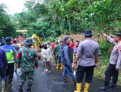 Buka Akses Jalan, Tim Gabungan Bersihkan Material Longsor